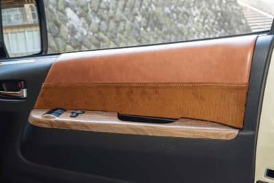 トヨタ ハイエース：ドアトリムにもシートと同色の素材をあしらうことで車内の統一感を高める