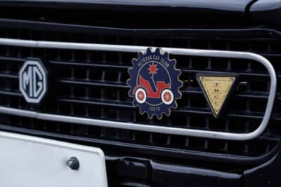 MG ミジェット:所属するカークラブと参加しているクラシックカーレースのバッジをグリルに装着