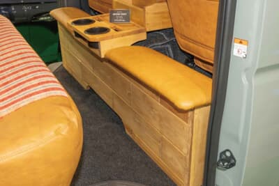 トヨタ ハイエース:後部座席の乗員が快適に過ごせる木製のセカンドテーブルを装備