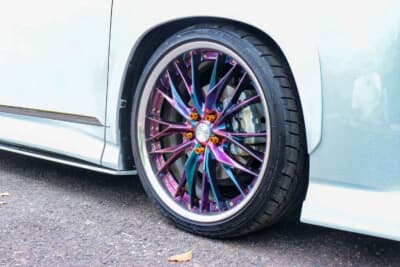 トヨタ ヴォクシー：シュヴァート ブルネンのアステリズム系の色は見る角度によって、カラーが異なる。レッドにもブルーにも見えるのだ