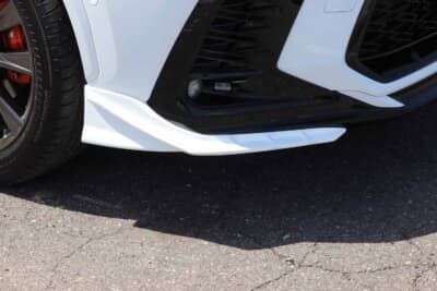 レクサスNX:TRD製エアロの両脇に小振りのカナードを装着。斜めに迫り上がるラインやジェネレーターフィンが特徴だ