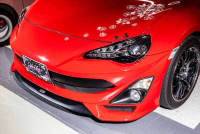 トヨタ 86: 皆に覚えてもらえるのが嬉しいという、お気に入りの舞杏の桜イメージのステッカーをあしらったフロント周り