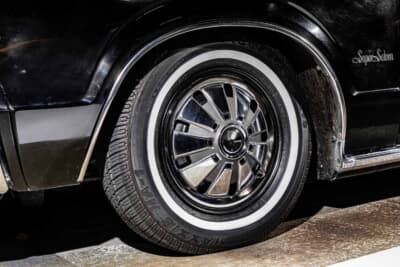 トヨタ クラウン:ダウンサスで約10cm落とした足回りには、普段使い用のブルーバードUのホイールキャップを装着
