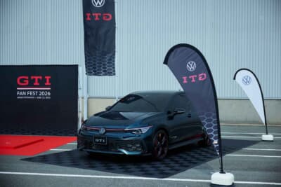 フォルクスワーゲン ゴルフGTI:イベント会場で堂々たる存在感を放つ記念モデルの美しい全景だ