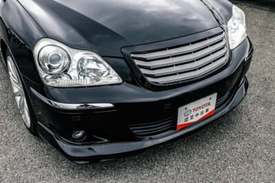 トヨタ クラウンマジェスタ MJ430-R： 愛知トヨタがオリジナルで製作したフロントグリルとフロントスポイラー