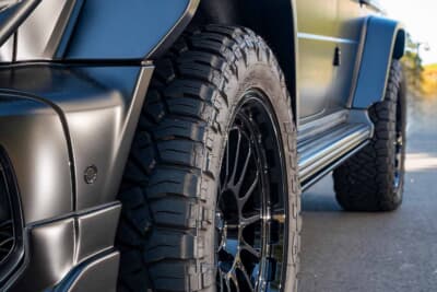 メルセデスAMG G63：ワイドフェンダーとマッドテレーンタイヤの組み合わせが力強い表情をつくる