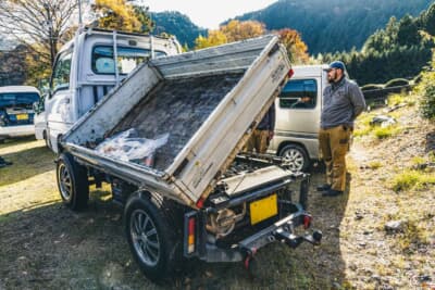 スバル サンバー トラック：ピンの抜き差しによって後方だけでなく側方にも傾けられる3点ダンプ仕様の荷台