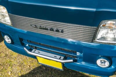 スバル サンバーバン: ヤフオクで入手した純正オプショングリルを装着。フロントバンパーはひとつ前のモデル用を自身で紺色に塗装した
