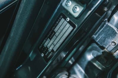 メルセデス・ベンツ560SEL AMG 6.0-4V AMGエーエムジー・ジャパン株式会社発行の刻印プレート。タイプ560SEL、エンジン仕様6.0-4Vの記載が確認できる