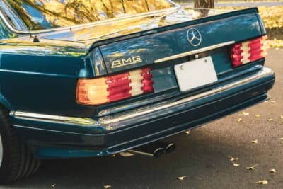 メルセデス・ベンツ 560SEL AMG 6.0-4V:リアトランク右側に輝くAMGエンブレムと専用バンパーから伸びるデュアルマフラーが印象的なリア