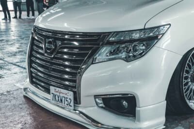 日産 エルグランド:純正部品をニコイチ加工して凹みをなくしたフロントグリル