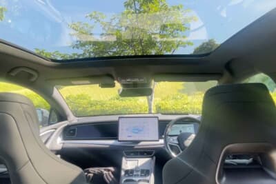 開放感あふれる車内空間を演出する大型のパノラマルーフ