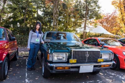 トヨタ クラウンハードトップ：自分より年上のクラウンに寄り添って立つオーナーの“びーとん”さん。静岡からこの1台で参加した