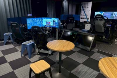 ZENKAIRACING大阪：ゆとりある空間に複数のシミュレーターが並ぶ