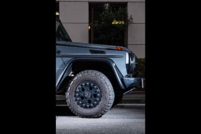 メルセデスAMG G63：ぎゅっと絞り込んだナローフェンダーに、MMNDオリジナルのアルミホイールを組み合わせる