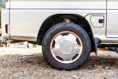 スバル サンバー ディアスII：145/80R13サイズのタイヤと純正ホイールキャップを装着した足回り