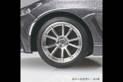 トヨタ GR86：マグネタイトグレーメタリックのボディカラーに付属するメッキのカスタムホイール
