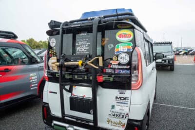 三菱 デリカミニ：ラダーはオートフラッグス製を装着。これがあるだけで、一気にタフなイメージに進化している