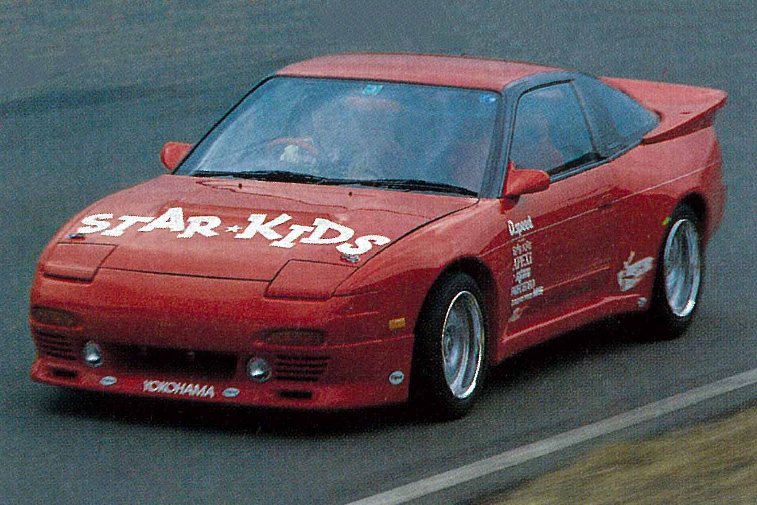 湾岸ウイングとワイドフェンダーで武装！ 日産「180SX」のATで走る1995
