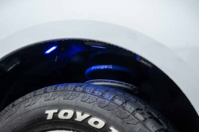 三菱 デリカD:5:足回りはオートフラッグスfeat.4×4エンジニアリングを装着。フェンダーに内にノブサイトのロックライトを投入