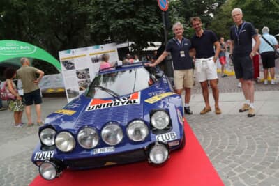 ランチア ストラトス：大型の4連ライトポッドを装着し、ゼッケン6を掲げるブルーの競技車両