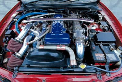 トヨタ スープラ:ブルーのヘッドカバーが映える2JZ-GTEのエンジンルーム。純正ETCSを残しながら600psまで引き上げた