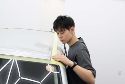 トヨタ・プロボックスラッピング:カットを入れる場所にはマスキングを。この辺りも丁寧で早い