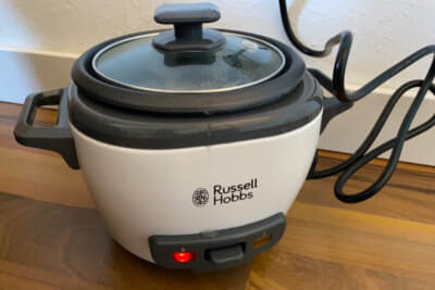 旅のおともはミニ炊飯器。起床してからまずお米を炊いて、メディアセンターへ持って行くおにぎりを作ります