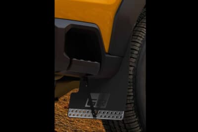トヨタ新型 ハイラックス:マッドフラップはブラックにシルバーのアクセントが付与されるのがポイント。ステーで引っ張られるのも◎