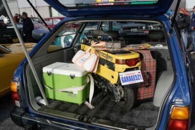 スバル レオーネ ツーリングワゴン:広い荷室には同年代の行楽グッズが満載されている