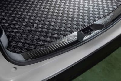 スバル フォレスター：荷物の積み下ろしで傷がつきやすいリアパネル用の保護シートだ。