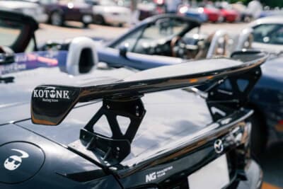 マツダ NCロードスター:オーデュラ製カーボンGTウイングを装着する。カーボンの設えがスポーティだ