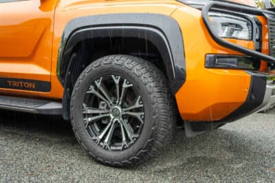 三菱 トライトン：ホイールはナイトロパワー（18×8.0J）、タイヤはジオランダー（265／60）をチョイスしワイルドな足元に進化