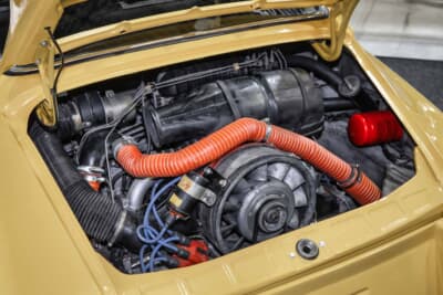 ポルシェ911:今搭載されているエンジンは、ビッグバンパー純正の空冷式3リッター水平対向6気筒エンジン。今後は純正流用によるチューニングが進められる予定だ