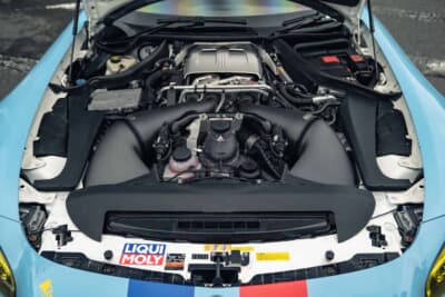 メルセデスAMG GT S：700ps弱を発揮する4リッターV8ツインターボエンジン。イベンチュリ製カーボンエアインテークが左右対象に鎮座する