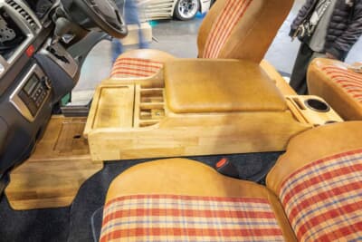 トヨタ ハイエース:細かなオーダーにも対応する使い勝手の良いセンターコンソール