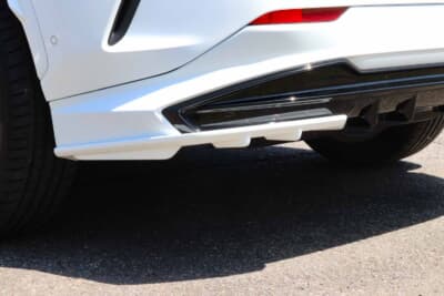 レクサスNX:こちらはリアのボトムにループグラフィクスのエアロを装着した状態。TRDのデュフューザーとの相性もよい