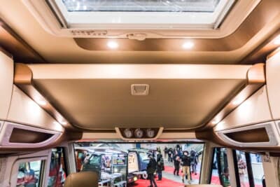カルタゴ chic e-line I 61 XL LE:開放的なスカイライト(天窓)が備わり、上部にもベッドスペースが格納されているリビング天井部分
