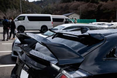 ホンダ シビック:モデューロ製とタイプR純正ウイングを組み合わせた大迫力のリアビューを誇る