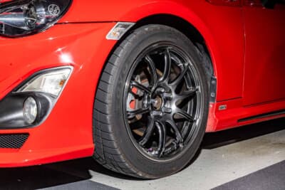 トヨタ 86: 普段使い用のホイールはアドバン・レーシング。ブレーキはトラブル防止の意図もあり、パッド交換のみで純正キャリパーとローターを維持している
