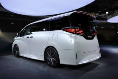 アルファード モデリスタ コンセプト（東京オートサロン2026出展時）：スマートで大人の造形のエアロ。イブニングドレスのような色香を放つ