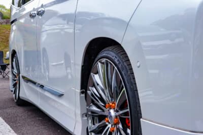 トヨタ ノア：車高はRS-Rダウンサスにて4〜5cm、ローダウン。フェンダーとタイヤのクリアランスも程よくコーディネイトできた