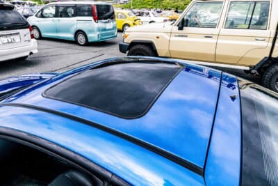 ヒュンダイ(ヒョンデ)クーペ:ルーフには開放感をもたらすサンルーフが備わっている