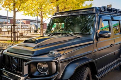 メルセデスAMG G63：ヘッドライトを囲むガードとルーフトップLEDがタフな顔つきを際立たせている