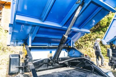 スバル サンバー: 荷台を力強く持ち上げる電動の油圧ダンプユニット。他重機と共通パーツが多く今後の維持にも安心感がある