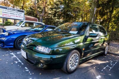 アルファ ロメオ 146ti：渋いグリーンのボディをまとう一台 引き締まったハッチバックのフォルムをもつ