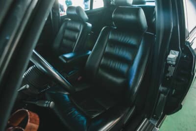 メルセデス・ベンツ560SEL AMG 6.0-4V AMG専用のブラックレザーシート。良好なコンディションを保っている