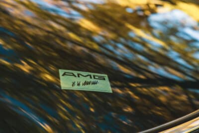 メルセデス・ベンツ 560SEL AMG 6.0-4V:AMGの認証ステッカーには創業者のものとされるサインが記される