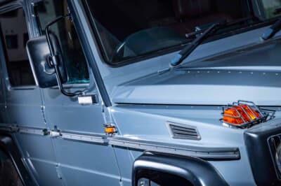 メルセデスAMG G63：細いステーで支えるクラシカルなドアミラーや、ガード付きのフェンダーウインカーが懐かしさを誘う