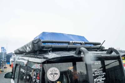 三菱 デリカミニ：オートフラッグスのルーフキャリア「バスターズミニ」を装着。ローマウントのデザインや車両の加工が必要ないのがポイント